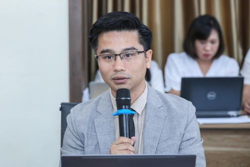Nhà báo Công Khanh.