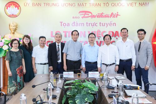 Nhà báo Lê Anh Đạt, Quyền Tổng Biên tập Báo Đại Đoàn Kết chụp ảnh lưu niệm cùng khách mời.