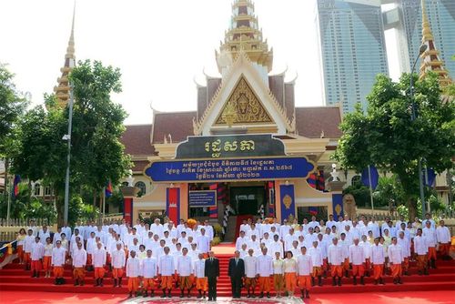Nghị sĩ Quốc hội khóa VII chụp ảnh lưu niệm cùng Quốc vương Norodom Sihamuni. (Ảnh: SƠN XINH)