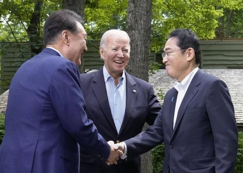 Tổng thống Mỹ Joe Biden, Thủ tướng Fumio Kishida và nhà lãnh đạo Hàn Quốc Yoon Suk-yeol bắt tay trong hội nghị thượng đỉnh ba bên tại Trại David, Maryland, hôm 18/8. Ảnh: Kyodo