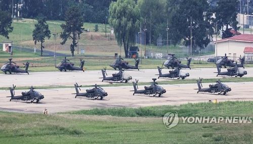 Cuộc tập trận kéo dài 11 ngày với nhiều nội dung khác nhau như diễn tập chỉ huy mô phỏng trên máy tính, huấn luyện thực địa và diễn tập phòng thủ dân sự Ulchi. (Hình ảnh lượng lớn trực thăng tấn công AH-64 của Mỹ tới Hàn Quốc tập trận).