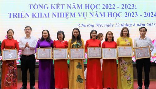 Bí thư Huyện ủy Nguyễn Văn Thắng chung vui với thầy cô giáo tại huyện Chương Mỹ trong lễ tổng kết sáng nay 22/8.