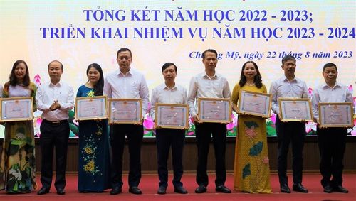Chủ tịch UBND huyện Chương Mỹ Nguyễn Đình Hoa trao khen thưởng cho các cá nhân có thành tích xuất sắc trong năm học 2022 -2023