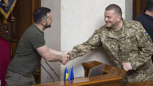 Về vấn đề này, người phát ngôn Bộ Quốc phòng Ukraine Oleksandr Motuzyanyk từ chối bình luận về nguồn tin và trả lời trong một tuyên bố rằng, lãnh đạo cấp cao quân đội và chính phủ sẽ gặp nhau trực tiếp, và cái gọi là "bất hòa", là một phần trong “chiến dịch tuyên truyền” của Nga. 