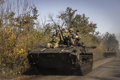 Theo những người quen thuộc với vấn đề này, giới lãnh đạo Ukraine đã bị chia rẽ về các vấn đề chiến lược trước mắt và chia thành hai phe. Một phe muốn củng cố những lợi ích hạn chế mà Kiev đạt được cho đến nay và chuẩn bị cho một cuộc tấn công có thể xảy ra của Nga vào mùa thu và mùa đông;