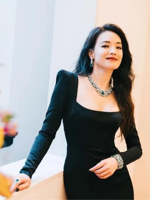 Bên cạnh đó, nữ diễn viên còn có cuộc sống đời tư không ồn ào, scandal nên rất được lòng người hâm mộ.