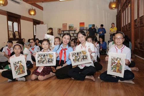 Những bức tranh do chính các em in ra.