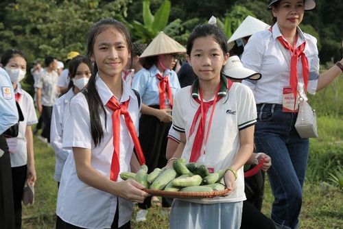Hai bạn thiếu nhi khoe "chiến lợi phẩm".