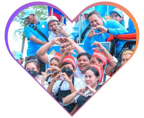 Người dân thể hiện tình cảm với Tiến sĩ Hun Manet trong chiến dịch vận động tranh cử Campuchia 2023. Ảnh: HMN