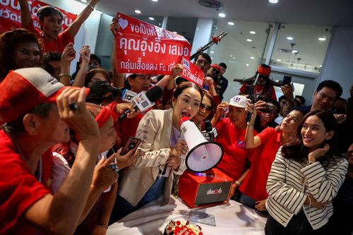 Bà Paetongtarn Shinawatra và người ủng hộ ông Thaksin tại sân bay. Ảnh: Reuters