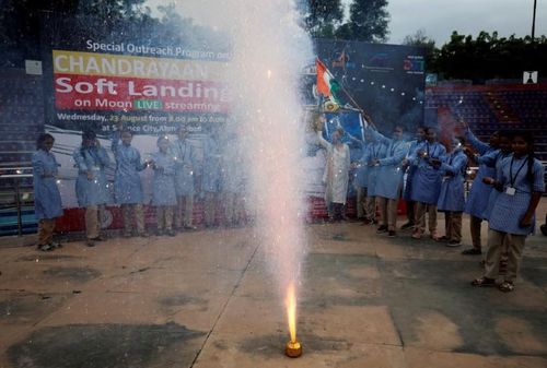 Các cô gái cổ vũ sau khi tàu vũ trụ Chandrayaan-3 có cú đáp lịch sử trên Mặt trăng.