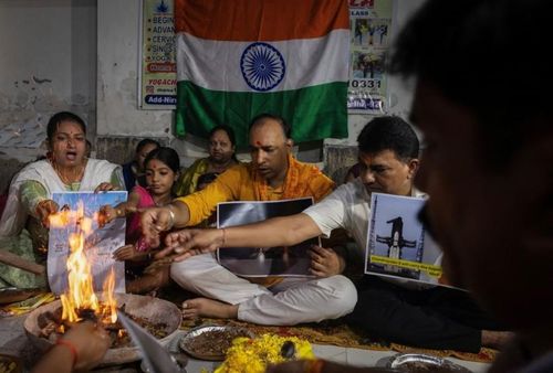Mọi người thực hiện "havan" (nghi lễ đốt lửa truyền thống của đạo Hindu) ở New Delhi, Ấn Độ, trong lời cầu nguyện đặc biệt cho việc hạ cánh của tàu vũ trụ Chandrayaan-3 trên Mặt trăng.