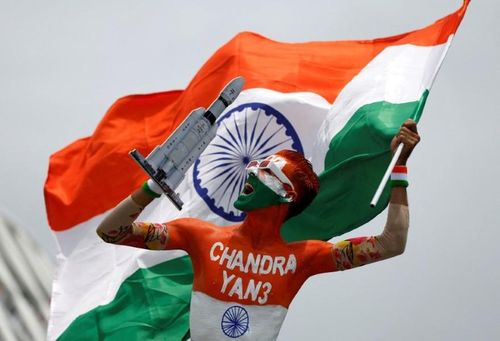 Anh Arun Haryani cầm mô hình LVM3 M4, được sử dụng để phóng tàu vũ trụ Chandrayaan-3, ở Ahmedabad vào đêm trước cuộc đổ bộ lên Mặt trăng.