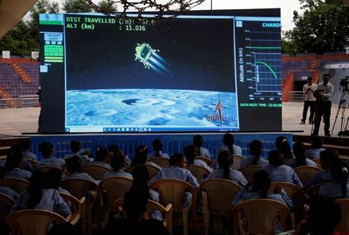 Tại Thành phố Khoa học Gujarat ở Ahmedabad, ngày 23/8, mọi người xem truyền hình trực tiếp cảnh tàu vũ trụ hạ cánh trên Mặt trăng.