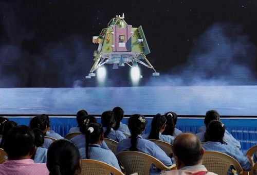 Mọi người xem truyền hình trực tiếp cuộc hạ cánh bên trong khán phòng của Thành phố Khoa học Gujarat ở Ahmedabad, ngày 23/8.