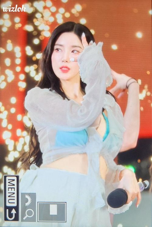 Thời còn hoạt động trong nhóm IZ*ONE, Eun Bi được đánh giá là thành viên có hình thể đẹp dù chiều cao khiêm tốn. Chia sẻ về trải nghiệm giảm cân khi còn là thực tập sinh, cô tiết lộ phải giảm cân để đáp ứng tiêu chuẩn sắc đẹp của ngành và tăng cơ hội ra mắt. Chế độ ăn kiêng khắc nghiệt của cô bao gồm táo cắt lát vào bữa sáng, mỗi giờ ăn một lát táo. Bằng cách này, cô ấy đã duy trì năng lượng chỉ nhờ ba quả táo trong ba ngày.