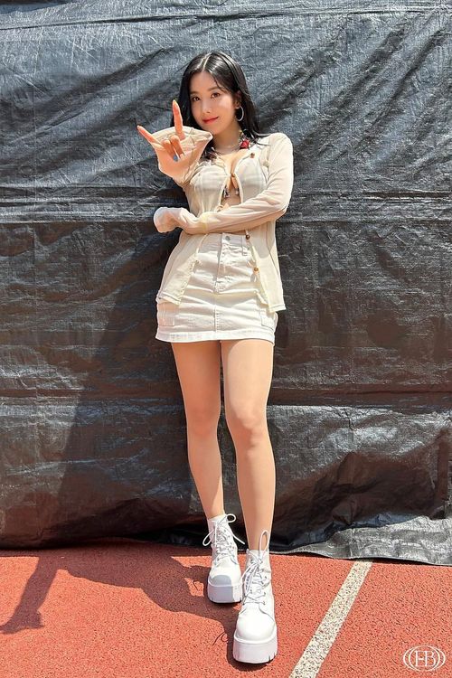 Kwon Eun Bi chia sẻ cô thà sống cả đời bên cạnh một người bạn 24/7 còn hơn sống cuộc sống không có ai kề cạnh. Cô giãi bày: “Tôi không thể quen với việc làm việc gì đó một mình nên tôi muốn ở cùng với ai đó”.