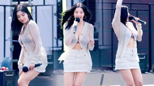 Thời gian gần đây, Eun Bi bất ngờ tạo tranh cãi. Một số ý kiến không vừa lòng với hình tượng gợi cảm nữ thần tượng đang theo đuổi, cho rằng cô cố tình ăn diện hở hang tại sân khấu âm nhạc.