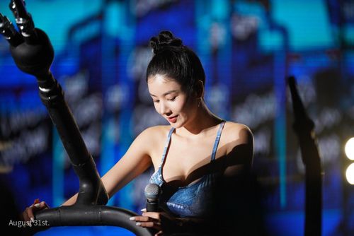 Eun Bi giải thích làm việc ở tiệm bánh rất khó khăn, trong khi đó có những lựa chọn giúp cô không quá vất vả nhưng thu nhập cũng đủ dùng. Từng làm trái ý của cha mẹ, Eun Bi phải nhận công việc bán thời gian tại tiệm bánh để trang trải học phí cho trường trung học nghệ thuật. Với sự giúp đỡ của anh trai ruột, cô đã có thể làm việc ở tiệm bánh hai năm. Trong thời gian cô tham gia Produce 48 của Mnet, chủ tiệm bánh đã cổ vũ cô và chia sẻ: “Cô ấy là cô gái đáng tin cậy. Tôi hy vọng cô ấy thành công với vai trò ca sĩ”.