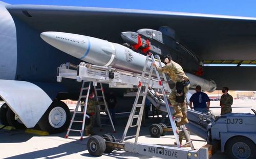 Theo thông báo, máy bay ném bom chiến lược B-52H Stratofortress đã phóng nguyên mẫu đầy đủ chức năng của tên lửa này gần bờ biển Nam California, hãng tin Defense News cho biết.