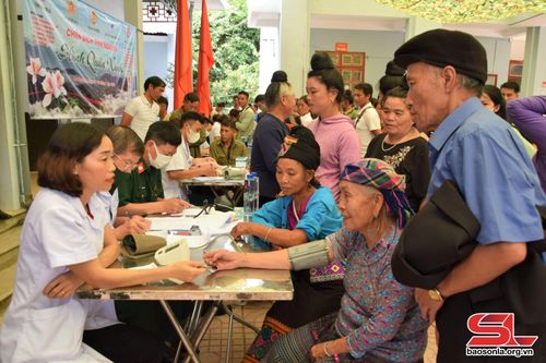 Bác sỹ Bệnh viện đa khoa huyện Sốp Cộp và Bộ CHQS tỉnh khám bệnh, cấp thuốc miễn phí cho người cao tuổi xã Mường Lèo.