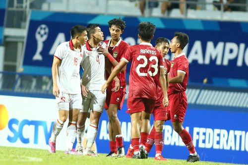 Trận đấu nóng lên vào cuối hiệp 1, với những pha vào bóng quyết liệt giữa đôi bên. 