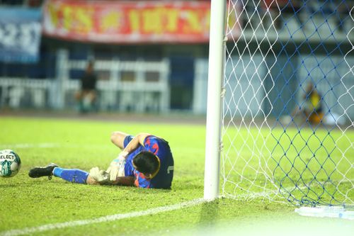 Thủ môn Văn Chuẩn cản phá được lượt sút phạt đền thứ 6 của U23 Indonesia. 