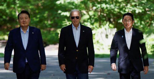 Tổng thống Hàn Quốc Yoon Suk-yeol (bên trái), Tổng thống Mỹ Joe Biden (giữa) và Thủ tướng Nhật Bản Kishida Fumio trong cuộc gặp tại Trại David, Mỹ vừa qua. Ảnh: Reuters