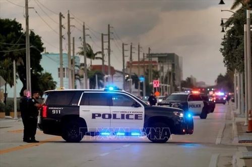 Cảnh sát phong tỏa hiện trường vụ xả súng ở bãi biển Hollywood thuộc bang Florida, Mỹ ngày 30/5/2023. Ảnh: AP/TTXVN