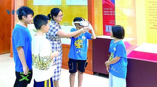Các bạn nhỏ “tham quan” 3 bảo vật quốc gia tại Bảo tàng tỉnh với kính 3D.
