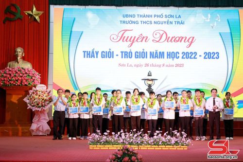 Tuyên dương các em học sinh khối lớp 6 đạt thành tích tiêu biểu. 