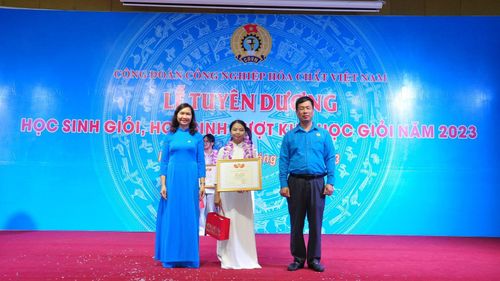 Ông Nguyễn Huy Thông và bà Hồ Thị Mai Hương - Phó Chủ tịch Công đoàn Công nghiệp Hóa chất Việt Nam trao thưởng cho các học sinh giỏi vượt khó của Tập đoàn