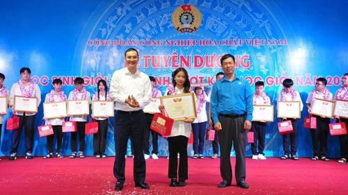 Ông Nguyễn Huy Thông - Chủ tịch Công đoàn Công nghiệp Hóa chất Việt Nam chúc mừng 90 cháu được khen thưởng trong Lễ tuyên dương
