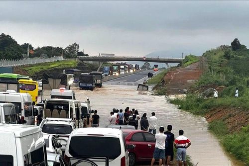 cao tốc Phan Thiết - Dầu Giây thuộc địa phận xã Sông Phan, Hàm Tân (tỉnh Bình Thuận) xảy ra ngập nước.
