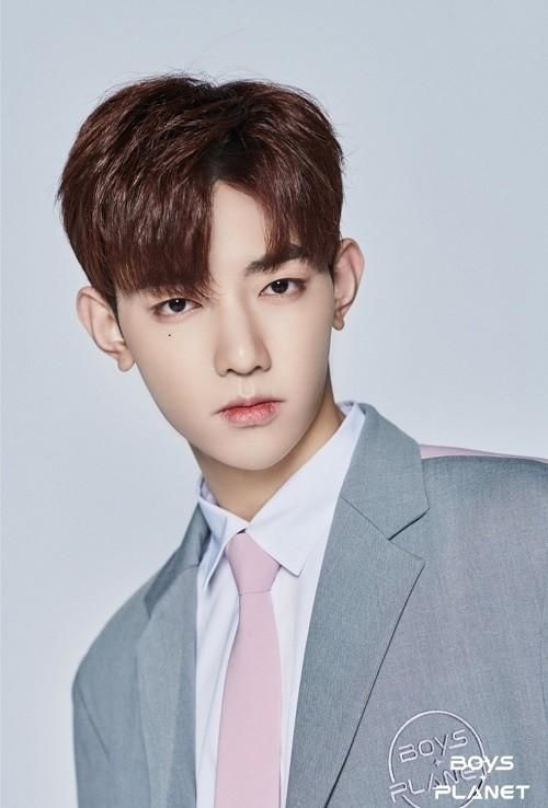 Zhang Hao (sinh ngày 25/7/2000) gây bất ngờ khi trở thành thí sinh ngoại quốc đầu tiên đạt hạng nhất trong show sống còn của Hàn Quốc.
