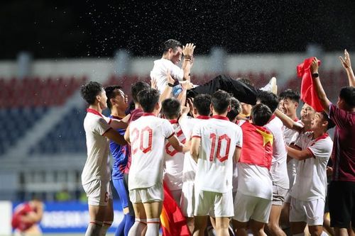 Thuyền trưởng U23 Việt Nam nhận được sự chúc mừng của các học trò và nhiều đồng nghiệp sau thành công tối 26/8. Ảnh: Song Ngọc
