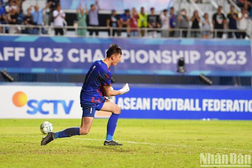 Niềm vui của Văn Chuẩn khi cản phá thành công cú sút của Ernando.