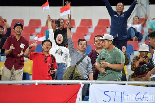 Cổ động viên "tiếp lửa" cho U23 Indonesia.