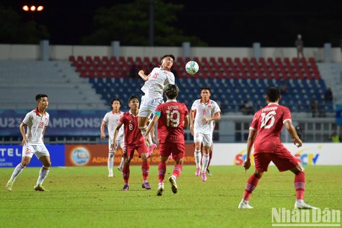 Minh Quang tranh chấp bóng bổng.
