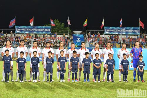 Đội hình xuất phát của U23 Việt Nam thực hiện nghi thức chào cờ.