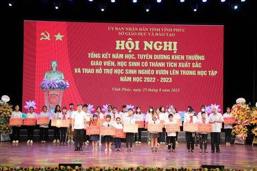  35 học sinh nghèo vươn lên trong học tập được trao đại diện tại hội nghị. 