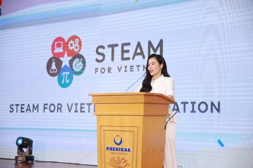 Đồng sáng lập STEAM for Việt Nam Nguyễn Phương Thủy phát biểu tại lễ khai mạc ngày hội.