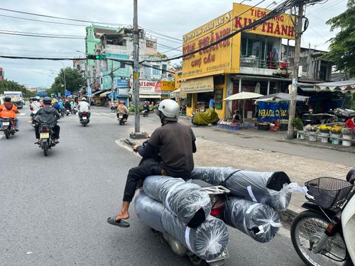 Chiếc xe máy chở theo 2 bó ống nước cồng kềnh chạy trên đường 27, Q.Gò Vấp