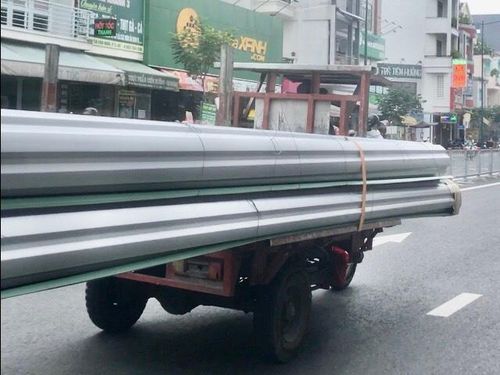 Chiếc xe ba bánh chở 2 cuộn tôn sắc lẹm như "máy chém" giễu phố bất chấp nguy hiểm - Ảnh chụp trên đường Lê Quang Định, Q.Gò Vấp