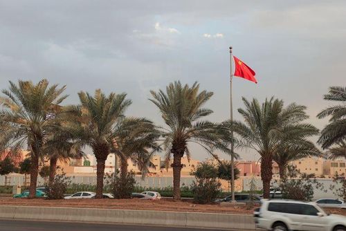 Cờ Trung Quốc tung bay ở Diriyah, ngoại ô phía Tây thủ đô Riyadh, Ả Rập Xê-út. Ảnh: Bloomberg