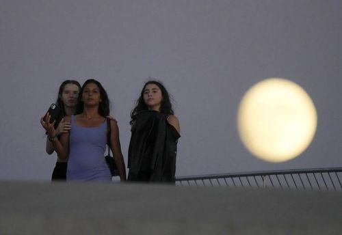 Mặt trăng mọc trên nóc Bảo tàng Nghệ thuật, kiến trúc và công nghệ Lisbon, Bồ Đào Nha, ngày 29/8/2023. (Ảnh: AP)