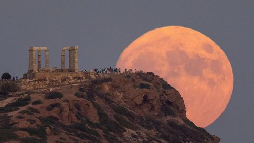 Siêu trăng mọc phía sau ngôi đền cổ Poseidon ở Cape Sounion, Hy Lạp, ngày 30/8/2023. (Ảnh: Reuters)