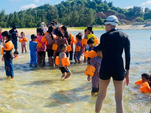  Biển luôn tiềm ẩn nhiều rủi ro, do đó trang bị kiến thức về an toàn bơi lội đến trẻ em và phụ huynh vùng biển đảo là một điều hết sức quan trọng. 
