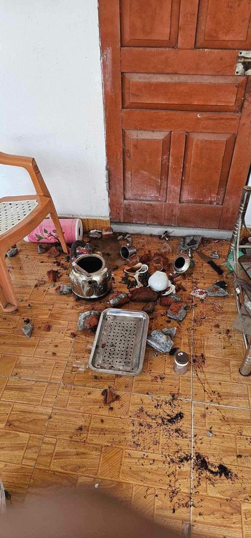Đồ đạc trong nhà bị hư hỏng nặng. Ảnh CTV