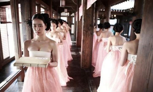Lim Ji Yeon (trái) trong phim "Vương triều dục vọng"